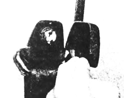 Рис. 33.3. Снимите декоративную крышку с верхнего болта ремня безопасности.