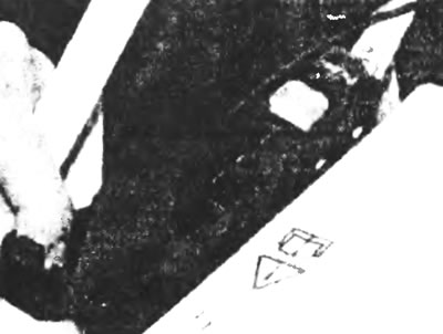 Рис. 3.1,а. На моделях последних лет имеются плавкие вставки, расположенные в коробке,…