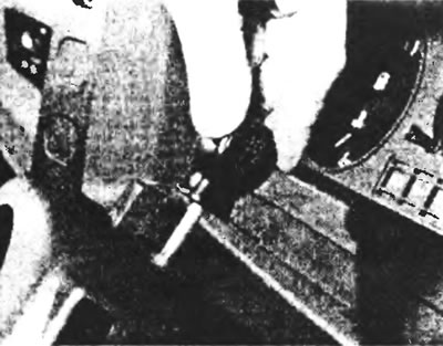 Рис. 4.3,а. Отвинтив верхний фиксирующий винт...