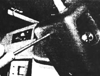 Рис. 4.3,б. ...и нижние фиксирующие винты, снимите оба кожуха рулевой колонки.