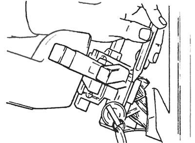 Рис. 4.9. Выпустите пружину замка, вставив подходящий стержень через смотровое отверстие сбоку…