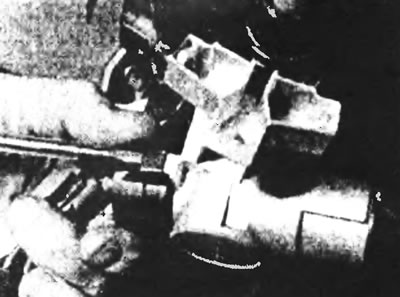 Рис. 4.11. Отвинтив два винта, снимите гнездо замка зажигания.