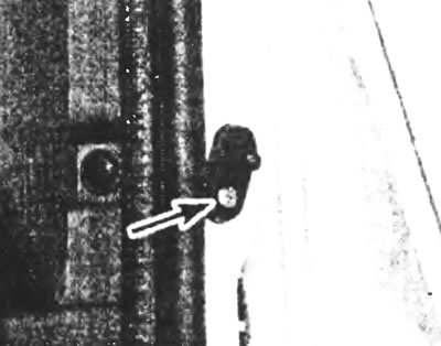 Рис. 4.14. Крепежный винт включателя освещения салона (указан стрелкой).