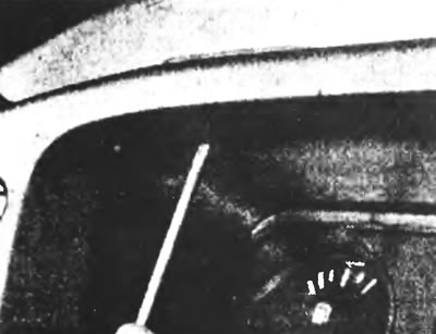 Рис. 4.20,а. Отвинтите винты, фиксирующие обрамление панели приборов...