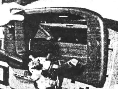 Рис. 4.20,б. ...после чего наклоните и вытащите ее (рулевое колесо снято для наглядности).