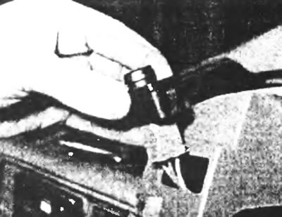 Рис. 4.21. Выдавив соответствующий выключатель из панели, отсоедините разъем проводки и снимите…