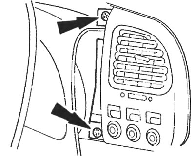 Рис. 4.27. Отвинтите два винта, крепящие панель управления обогревом и вентиляцией (указаны…