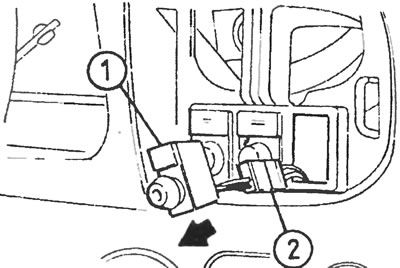 Рис.4.28. Осторожно выдвинув вперед соответствующий выключатель (1), отсоедините разъем (2) и…