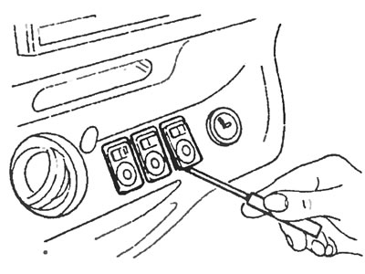 Рис. 4.31. С помощью маленькой отвертки осторожно подденьте нижнюю часть выключателя сбоку на…