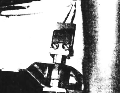 Рис. 4.33. Расположение включателя стоп-сигнала на кронштейне педали.