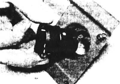 Рис. 4.38. Сожмите язычки фиксатора и вытащите выключатель из панели.