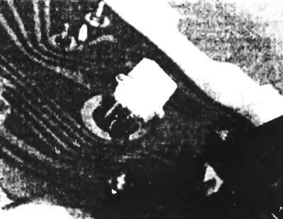 Рис. 6.2. Снятие патрона лампочки со щитка приборов.