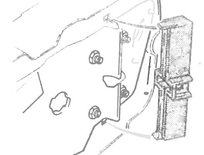 Рис. 6.16. Отсоедините блок многовыводных штекеров и осторожно снимите печатную плату.
