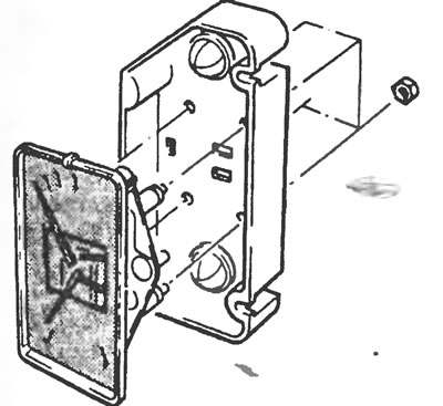Рис. 8.3,б. Снятие комбинированного датчика уровня топлива и температуры на моделях с тахографом.