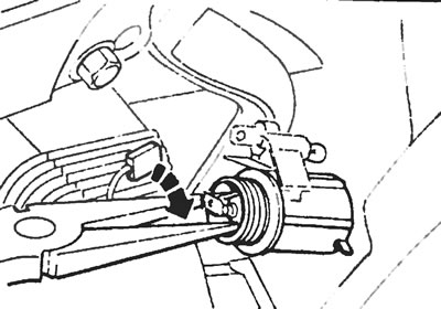Рис. 11.7,а. На моделях последних лет поверните внутреннюю часть прикуривателя по часовой стрелке...