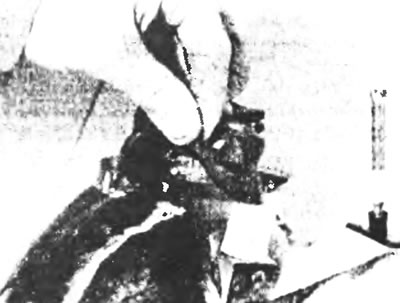 14.1. Отсоедините многовыводной штекер от задней части фары и снимите резиновую крышку.