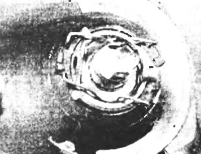 Рис. 14.2,а. Выпустите фиксаторы держателя лампочки...