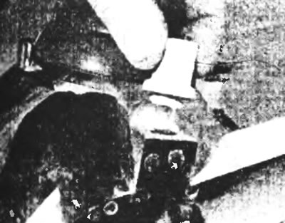 Рис. 14.4. Выкрутите патрон лампочки габаритного света из задней части фары, снимите лампочку и…