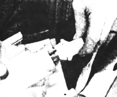 Рис. 14.7. Снятие патрона лампочки с задней части переднего указателя поворота.