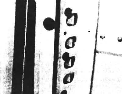 Рис. 14.12,а. На ранних моделях имеется доступ к лампочкам заднего фонаря через отверстия в стойке…