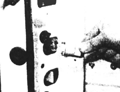 Рис. 14.12,б. Выкрутите и снимите держатель необходимой лампочки из блока заднего фонаря.