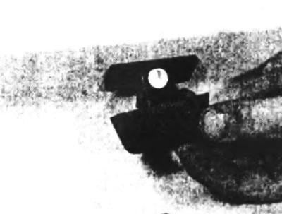 Рис. 14.16,а. На моделях с двойной задней дверью снимите крышку подсветки заднего номерного знака,…