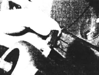 Рис. 15.4. Вытащите кнопку выключателя аварийной сигнализации, после чего снимите лампочку.