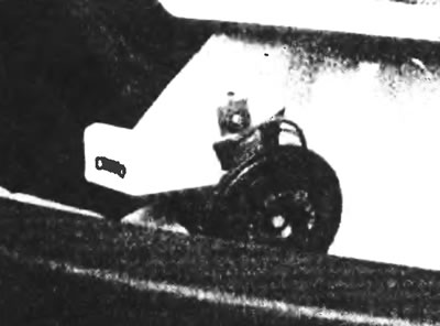 Рис. 17.1. Расположение звукового сигнала и места подсоединения проводки.