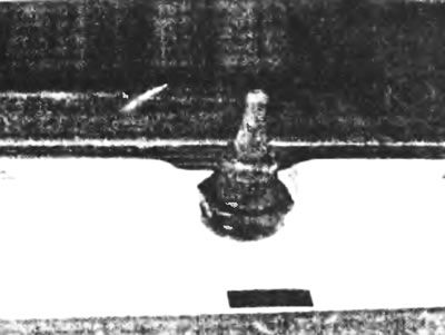 Рис. 19.3. Отвинтите пластиковую фиксирующую гайку с кожуха оси поворота центрального рычага…