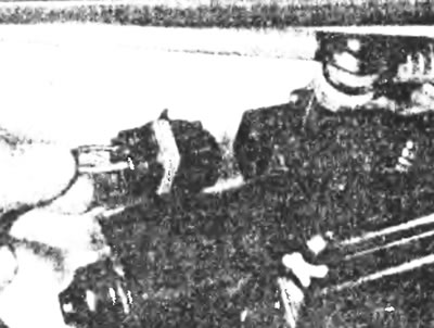 Рис. 19.6. Отсоедините многовыводной штекер проводки от двигателя стеклоочистителя.