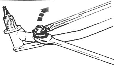 Рис. 19.8,а. Отцепите шаровые шарниры тяги привода от вала кожуха оси поворота рычага…