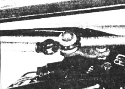 Рис. 19.8,б. ...и от шаровых пальцев рычага привода, воспользовавшись вилочным гаечным ключом в…