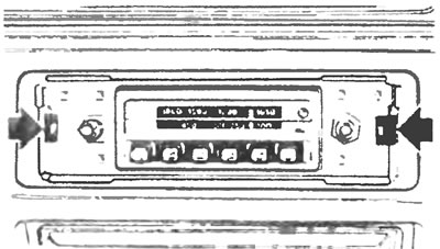 Рис. 23.4. Для снятия стандартного радиоприемника подденьте фиксирующие лапки (указаны стрелками)…