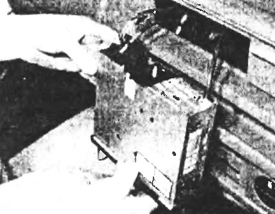 Рис.23.7. Отсоедините провод антенны и штекеры электропроводки от задней части магнитолы.