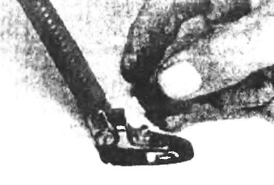 Рис. 25.2. Подцепив, снимите крышку фиксирующей гайки антенны, установленной на крыше, отвинтите…