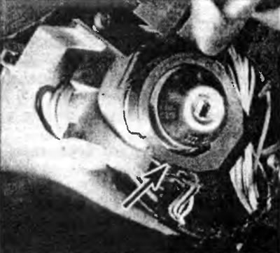 Рис.30.6. Расположение приемочного устройства системы PATS (указано стрелкой) относительно замка…