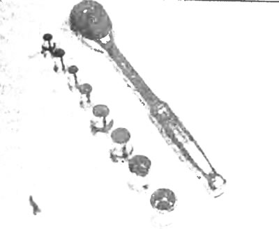 Торцовые ключи и вороток с храповым механизмом.