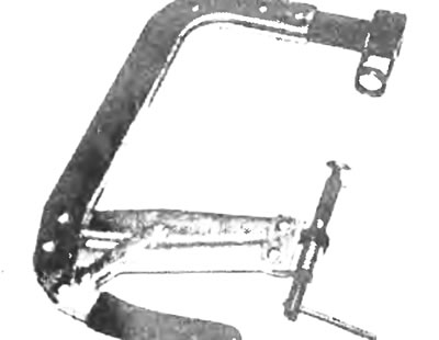 Приспособление для сжатия клапанных пружин.