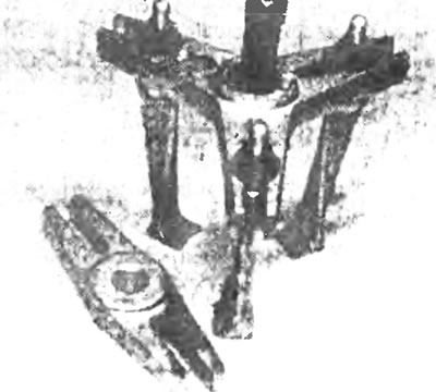 Съемник с тремя опорами для извлечения ступицы и подшипников.