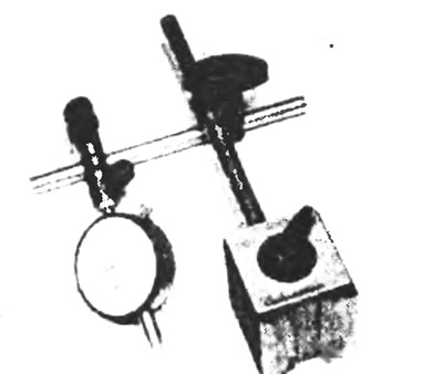 Стрелочный индикатор и магнитный штатив.